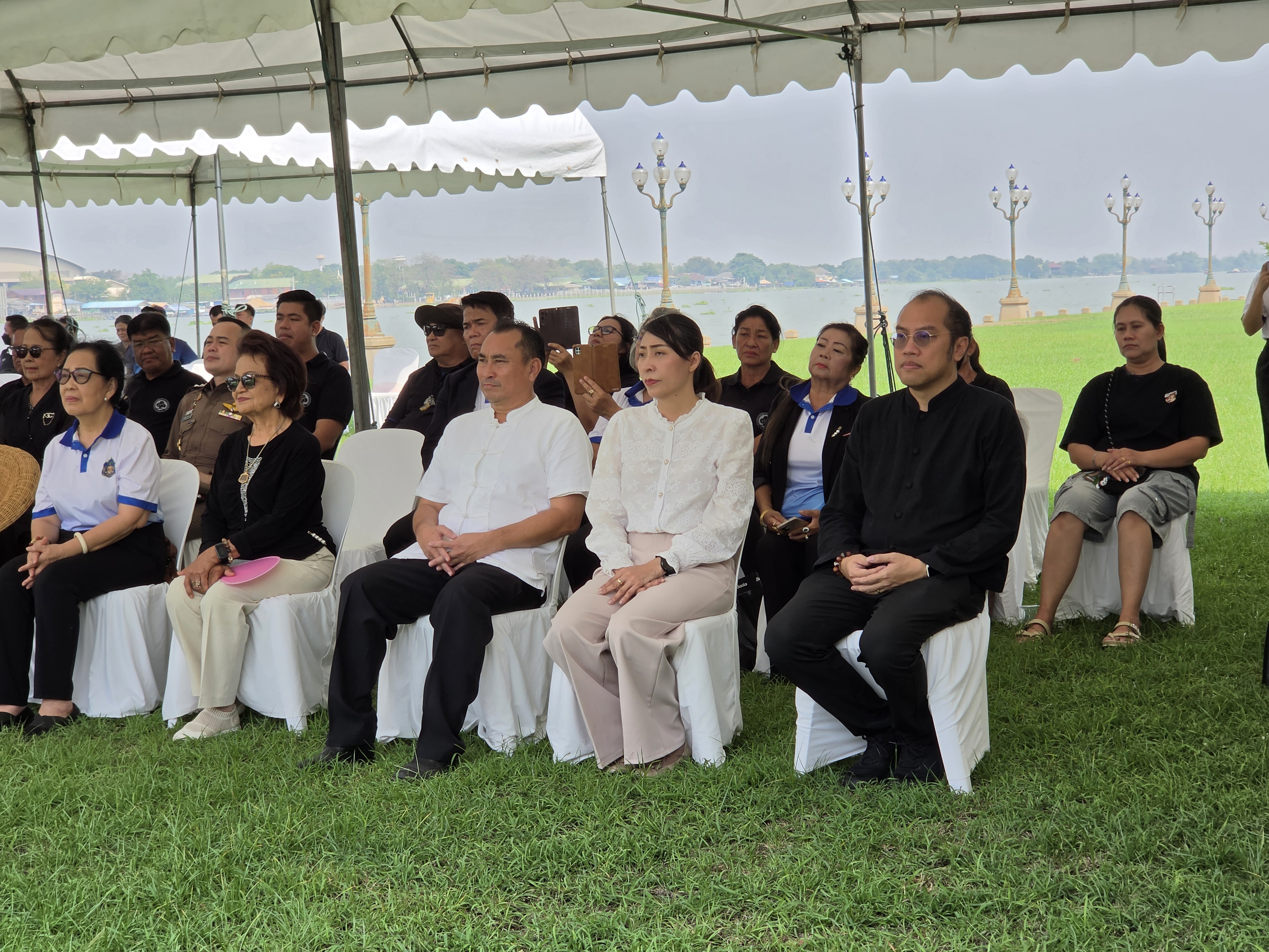 title - ปฏิรูปที่ดินจังหวัดพระนครศรีอยุธยา ร่วมพิธีเปิดโครงการ “ธรรมยาตรา ทสม.อยุธยา ทำความดีเพื่อแม่” สืบสานพระราชปณิธาน อนุรักษ์ทรัพยากรธรรมชาติ ฟื้นฟูวิถีชีวิตชาวลุ่มน้ำ  โดยมีกิจกรรมสำคัญเป็นการล่องเรือในลำน้ำเจ้าพระยา จาก 